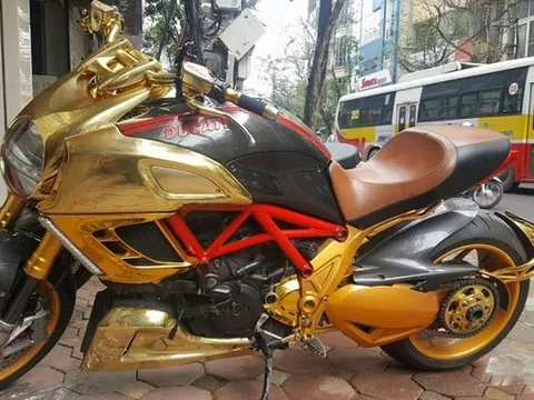 Cận cảnh siêu mô tô Ducati Diavel mạ vàng tại Hà Nội