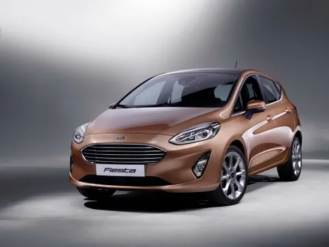 Lái xe trong đêm sẽ an toàn hơn với hệ thống phát hiện người đi bộ mới của Ford