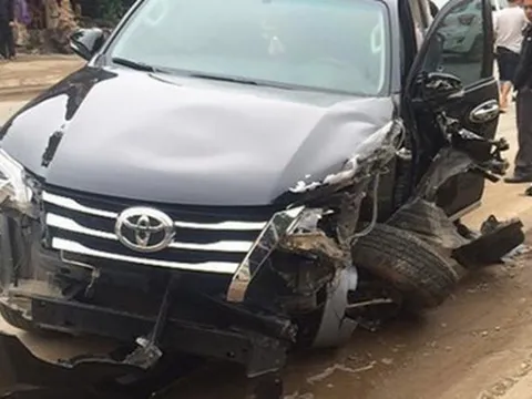 Toyota Fortuner 2017 không bung túi khí dù bị đâm nát đầu?