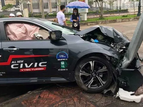 Lại thêm một chiếc Honda Civic 2017 mới gặp nạn ở Việt Nam