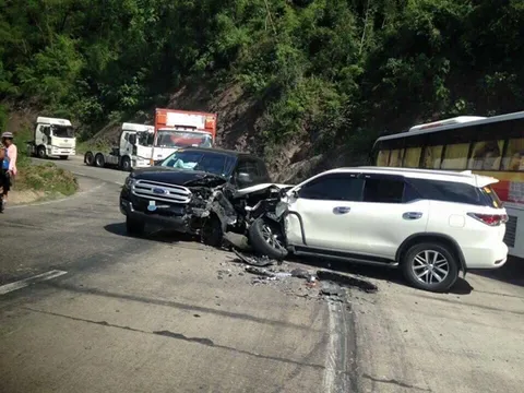 “Kỳ phùng địch thủ” Toyota Fortuner và Ford Everest đụng độ trên đường