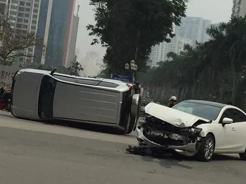 Bất cẩn giao thông, Mazda6 húc ôtô 7 chỗ lật nghiêng trên phố