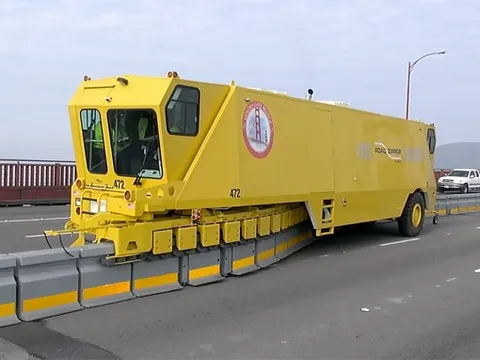 Road Zipper - Cỗ máy “dịch chuyển” dải phân cách làn đường kiểu Mỹ