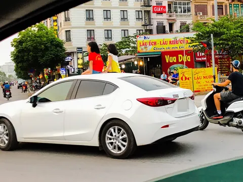 Nhức nhối cảnh tượng trẻ em “khám phá” cửa sổ trời xe hơi