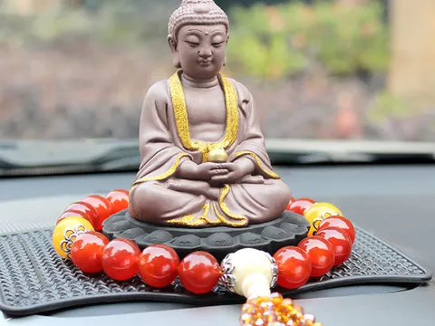 Có nên đặt tượng phật trên xe ô tô?