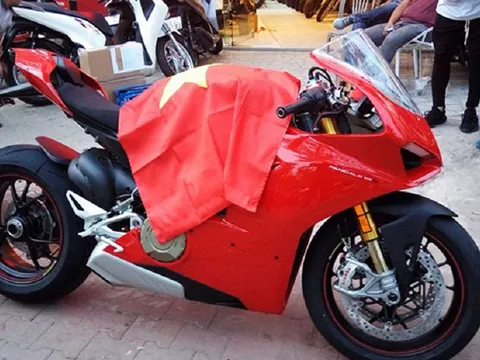 Siêu môtô Ducati Panigale V4 S đầu tiên về Việt Nam giá 1,6 tỷ đồng