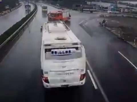 Hà Nội: Clip xe khách tông xe cứu hỏa kinh hoàng trên đường đi cứu nạn, một chiến sĩ tử vong