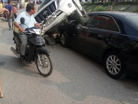 Land Cruiser Prado mất lái lao xuống vệ đường “đè đầu” Camry