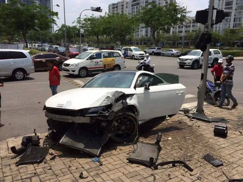 Audi TT nát đầu sau cú tông tại Sài Gòn