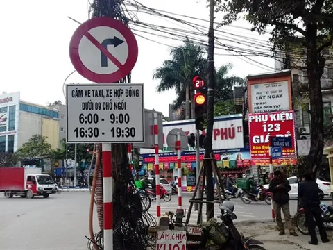 Không tháo gỡ biển cấm taxi ở 11 tuyến phố Hà Nội
