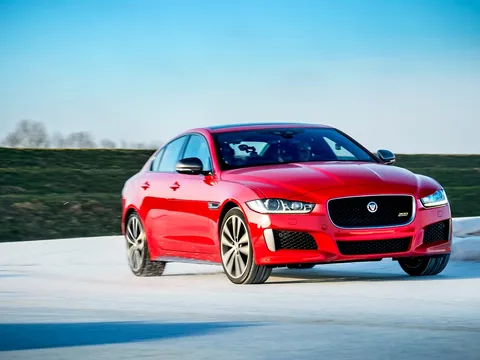 Jaguar XE 300 Sport lập kỷ lục trên đường đua băng