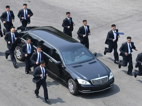 12 vệ sĩ chạy bộ bên chiếc S600 Pullman của Kim Jong-Un
