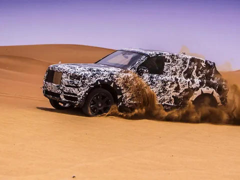 "Chiến binh" Rolls-Royce Cullinan trổ tài trên sa mạc