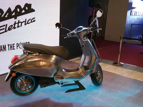 Vespa trình làng xe máy điện với mức "giá trên trời": 171 triệu đồng