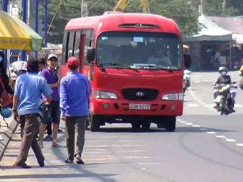 Khổ như đi lại dịp Tết: Loạn xe 'dù', bến 'cóc'