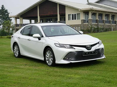 Toyota Camry mới giá từ 1,029 tỷ tại Việt Nam