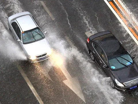 Kinh nghiệm "vàng" khi lái xe mùa mưa bão
