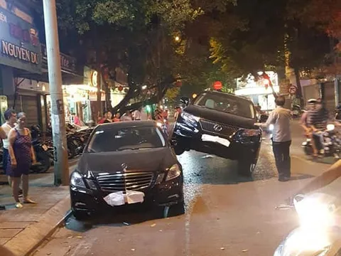 Dở khóc dở cười với vụ tai nạn xe Lexus "gác" lên thân xe Mercedes tại Hà Nội.
