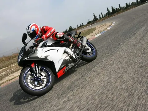 Aprilia phát triển mẫu Sport bike RS400 để đối đầu với Yamaha R3, KTM RC390