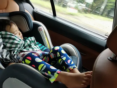 Vì sao có đề xuất cấm trẻ dưới 12 tuổi ngồi hàng ghế trước?