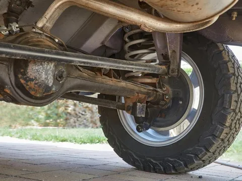 Nguyên nhân và cách khắc phục ô tô bị rò rỉ dầu vi sai
