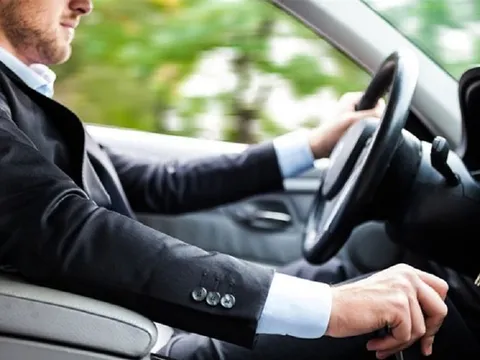 Cách xử lý khi ô tô đang xuống dốc mà bị chết máy