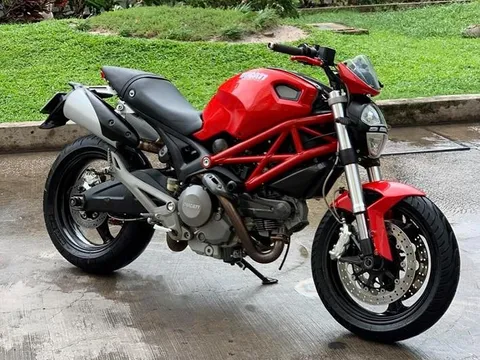 [Video] Cận cảnh quá trình chăm sóc "quái vật" Ducati Monster 