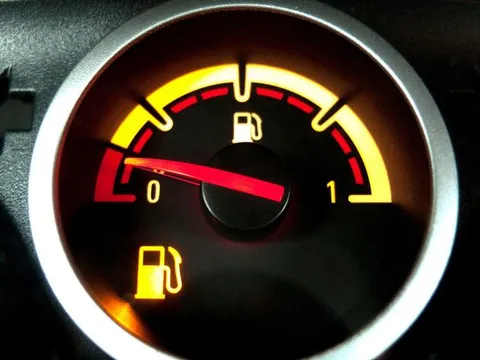 Khi đèn báo xăng bật lên, ô tô còn đi được bao xa?