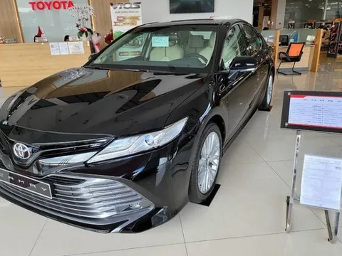 Toyota Camry "xả hàng" tại Việt Nam
