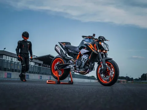 Naked bike KTM 890 Duke R 2022 ra mắt