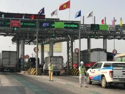 Hà Nội triển khai dán thẻ định danh với ô tô để thu phí không dừng