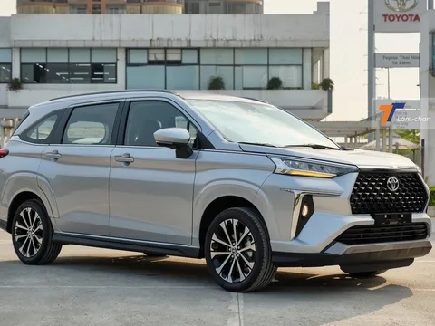 Toyota Veloz Cross 2022 bị bán bia kèm "lạc" tại đại lý