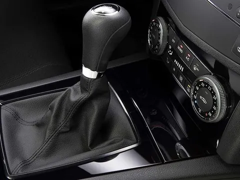 Mercedes khai tử hộp số sàn trên xe hơi