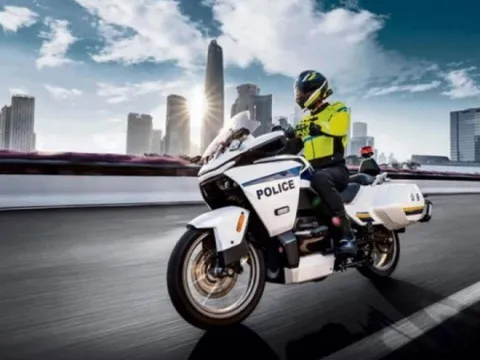 Cảnh sát Trung Quốc sử dụng xe máy điện CFMoto 300GT-E để tuần tra