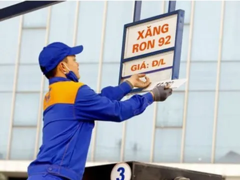 Giá xăng giảm mạnh
