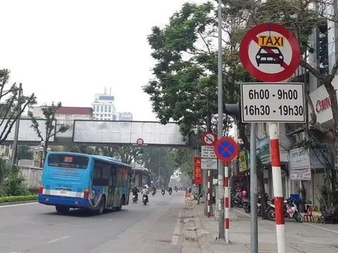 Đề xuất dỡ bỏ biển cấm taxi trên nhiều tuyến phố Hà Nội