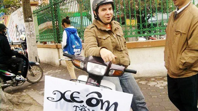 Khi "Tây" hành nghề xe ôm