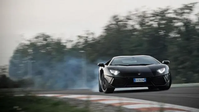 Xem "xế cưng" của Ronaldo "gầm rú"