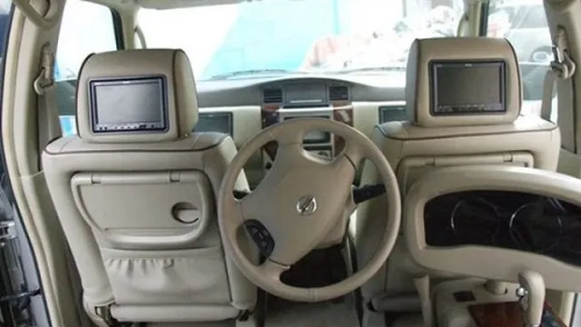 Lạ kì vô lăng nằm ở ghế sau !