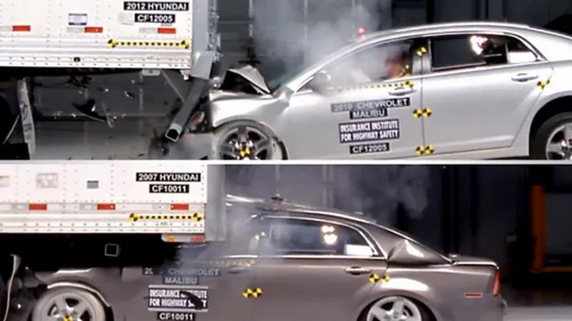 Kinh hoàng khi xe con đối đầu rơ-moóc