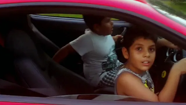 Khi Ferrari là 'đồ chơi' sau tay lái con nít