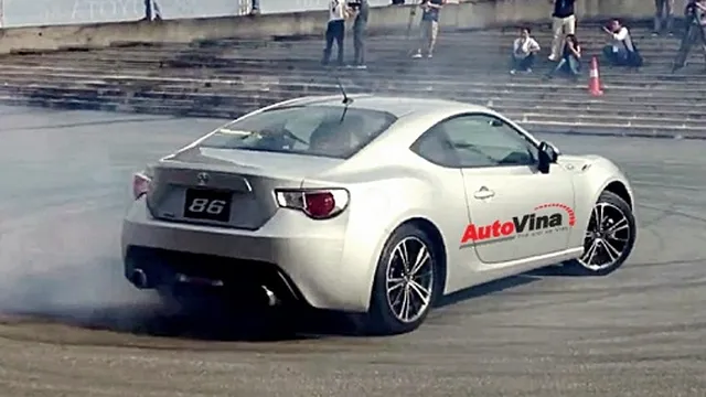[clip]Toyota 86 drift "điêu luyện" tại Hà Nội