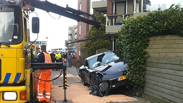 Porsche 911 2012: Vừa "ra lò" đã tan nát