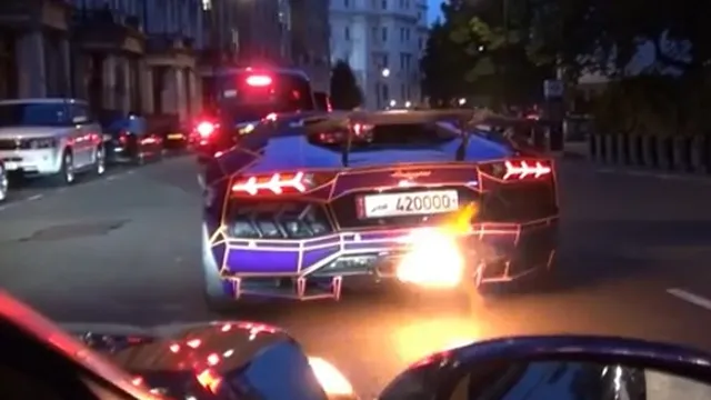 Clip: Aventador “múa lửa” ngay trên phố