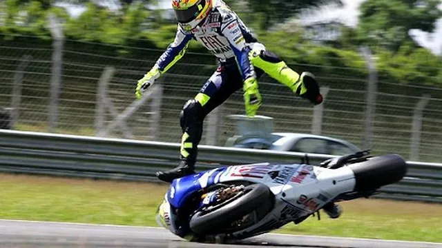 “Tua ngược” các pha "xòe" mô tô ấn tượng