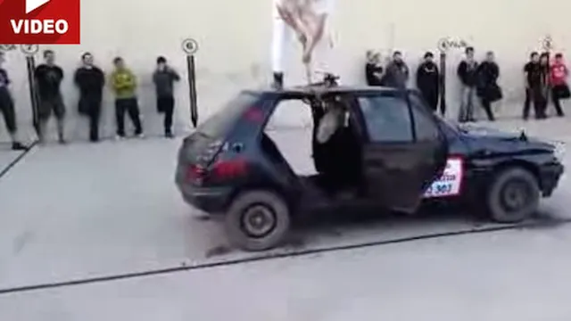 Trò mới ở Tây Ban Nha: chặt ô tô bằng rìu