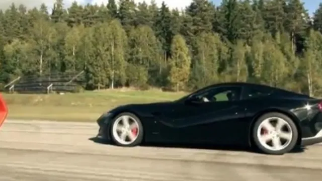 Clip: F12 Berlinetta vs Aventador đua tốc độ