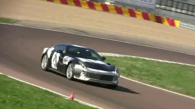 Clip : Ferrari F12 "tung tăng" trên đường thử