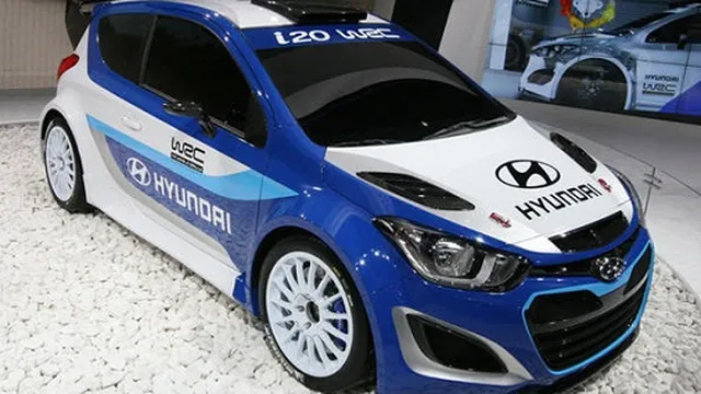 Xem Hyundai i20 "biến hình" thành xe đua