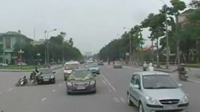 Ô tô húc văng xe máy như phim
